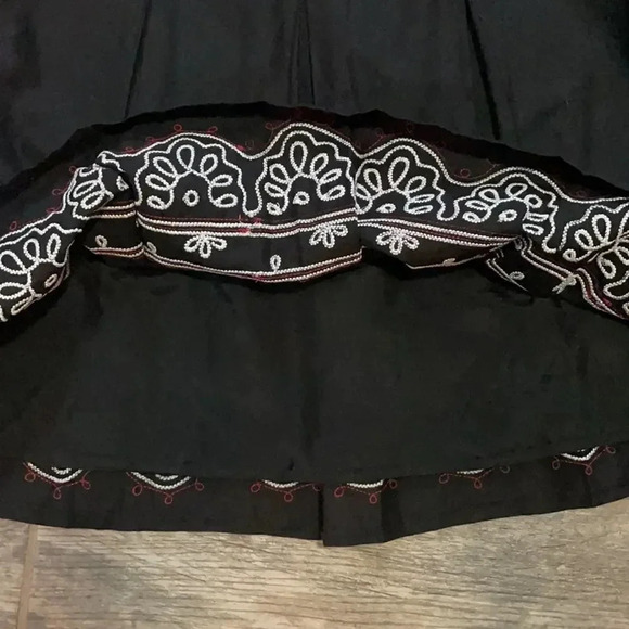 Ann Taylor Loft Pleated Black cotton Skirt Embroidered Details Women’s size 2P - Picture 9 of 10